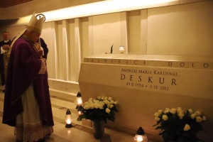 kardynał stanisław dziwisz przy grobie kardynała andrzeja marii deskura